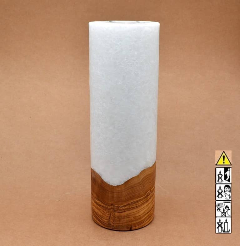 Stumpenkerze mit Holzelement aus Stearinwachs.  Jetzt in unserem Kerzen Onlineshop kaufen.