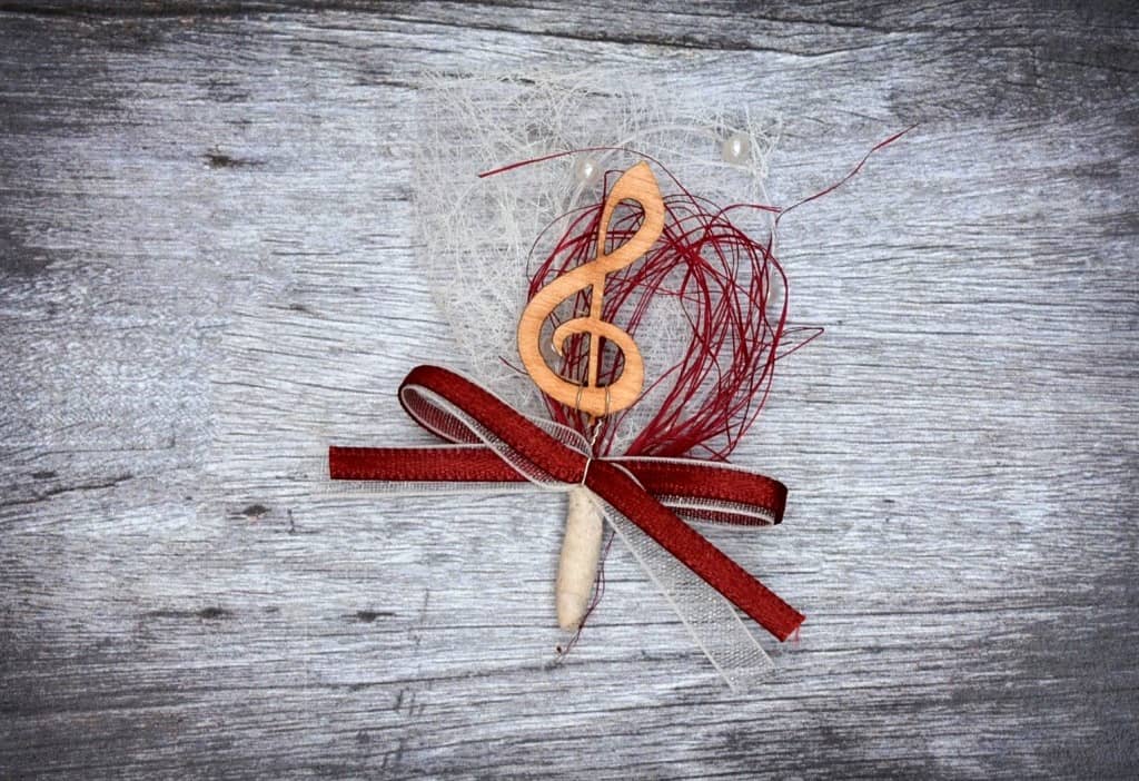 Hochzeitsanstecker - Büscherl: "Notenschlüssel aus Holz in Rot Weiß gehalten" Hochzeitsanstecker - Büscherl: "Notenschlüssel aus Holz in Rot Weiß gehalten". Jetzt in unserem Hochzeits Onlineshop kaufen.