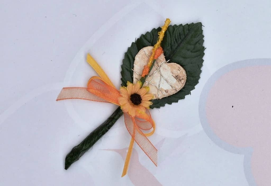 Hochzeitsanstecker - Büscherl: "Rosenblatt mit Birkenherz  und Blume in Gelb / Orange".  Jetzt in unserem Hochzeits Onlineshop kaufen.
