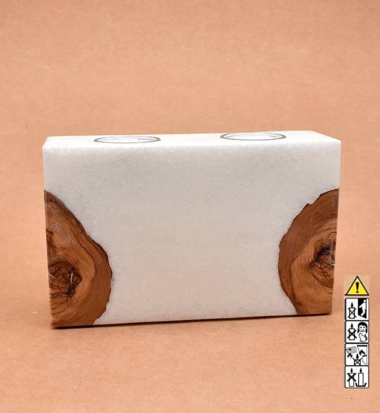 Kerze rechteckig  mit Holzelement aus Stearinwachs.  Jetzt in unserem Kerzen Onlineshop kaufen.