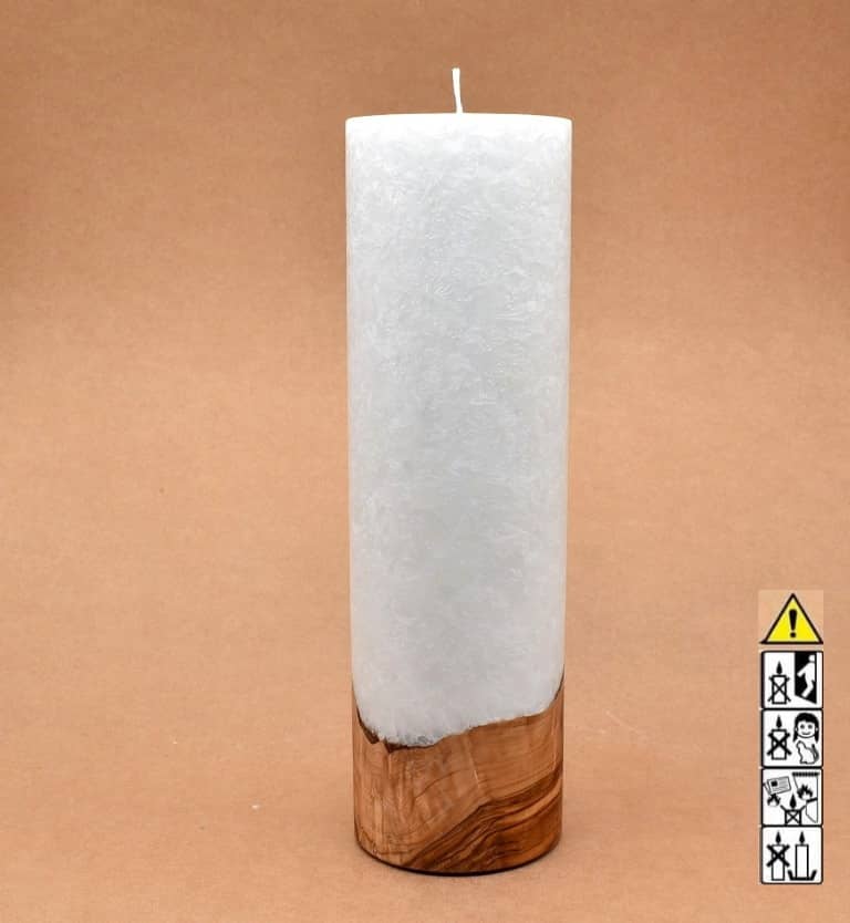 Stumpenkerze mit Holzelement aus Stearinwachs.  Jetzt in unserem Kerzen Onlineshop kaufen.