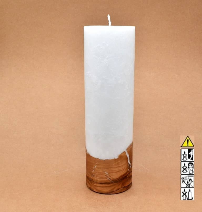 Stumpenkerze mit Holzelement aus Stearinwachs.  Jetzt in unserem Kerzen Onlineshop kaufen.