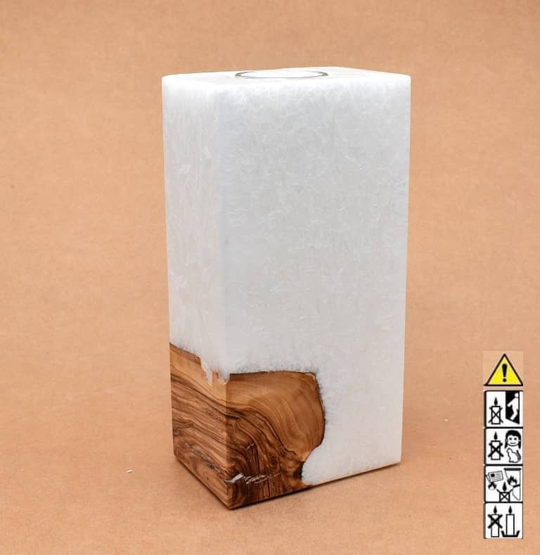 Kerze rechteckig  mit Holzelement aus Stearinwachs.  Jetzt in unserem Kerzen Onlineshop kaufen.
