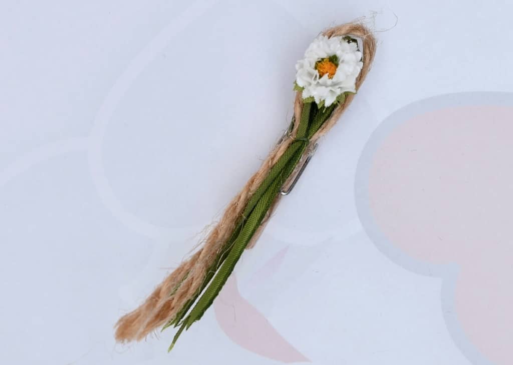Hochzeitsanstecker - Büscherl: "Gänseblümchen mit Band in Grün".  Jetzt in unserem Hochzeits Onlineshop kaufen.