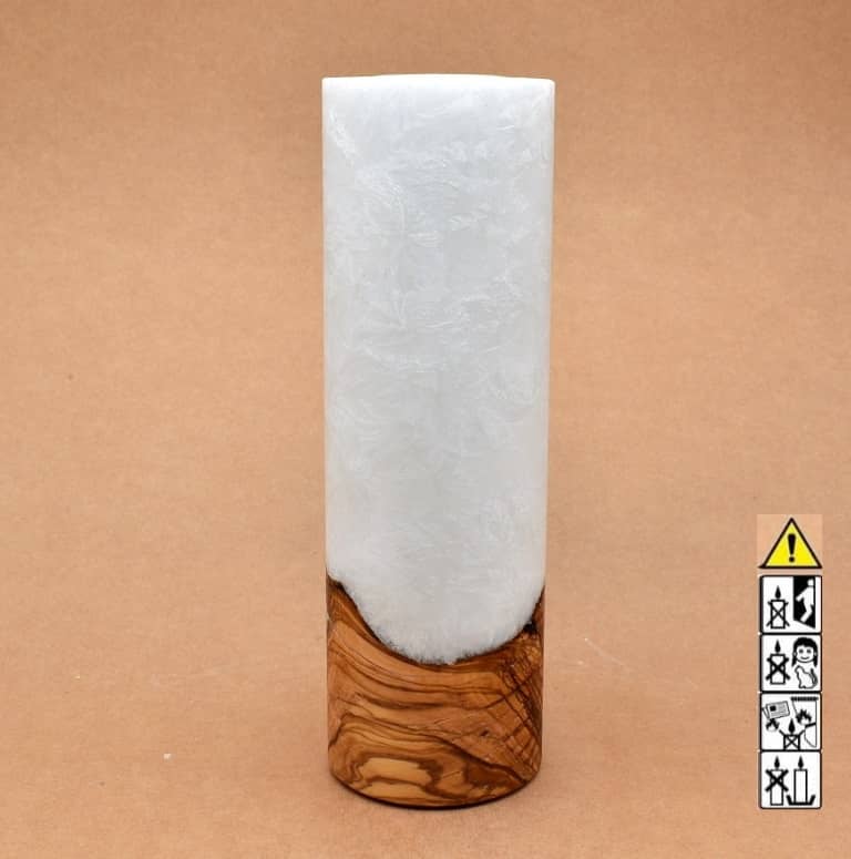 Stumpenkerze mit Holzelement aus Stearinwachs.  Jetzt in unserem Kerzen Onlineshop kaufen.