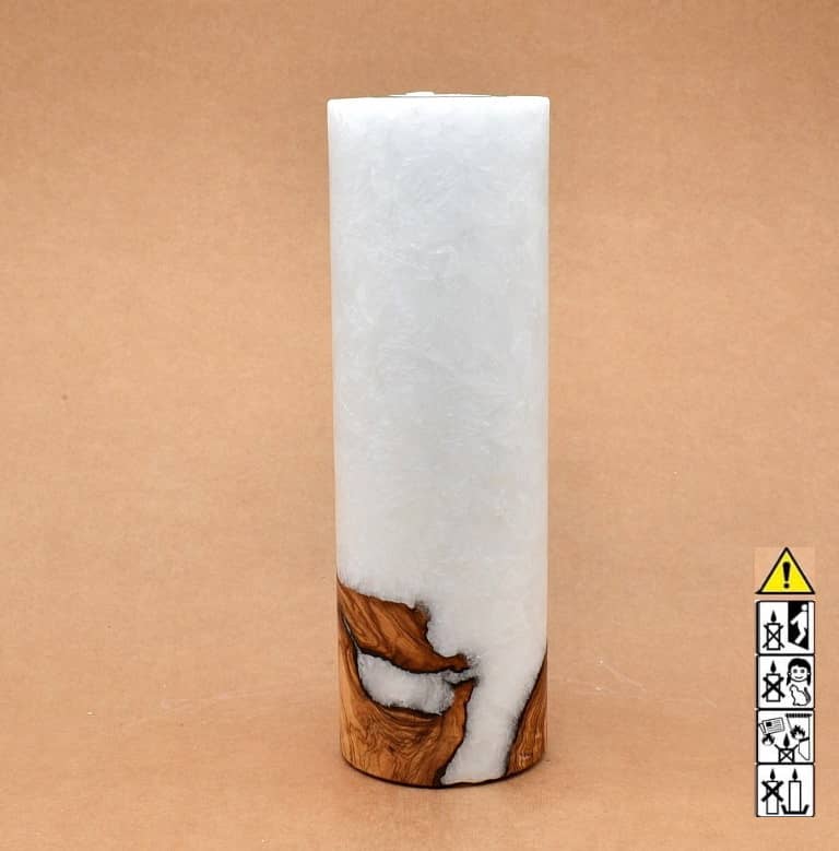 Stumpenkerze mit Holzelement aus Stearinwachs.  Jetzt in unserem Kerzen Onlineshop kaufen.